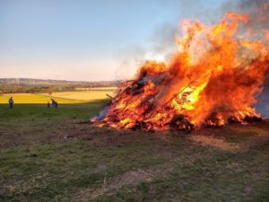Jugendfeuerwehr sammelt Weihnachtsbäume in Sehlde ein