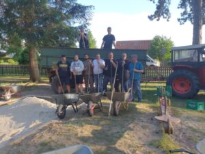 Klönrunde erneuert Sand auf dem Spielplatz