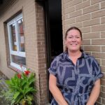 Annika Bollmeier vor dem Gemeindebüro