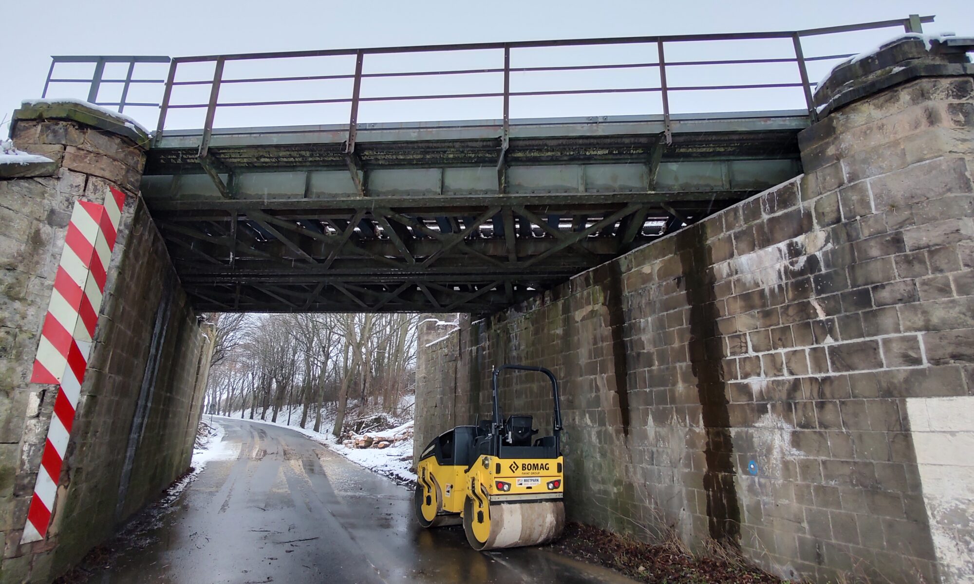 Die mittlerweile ersetzte Bahnbrücke bei Ringelheim