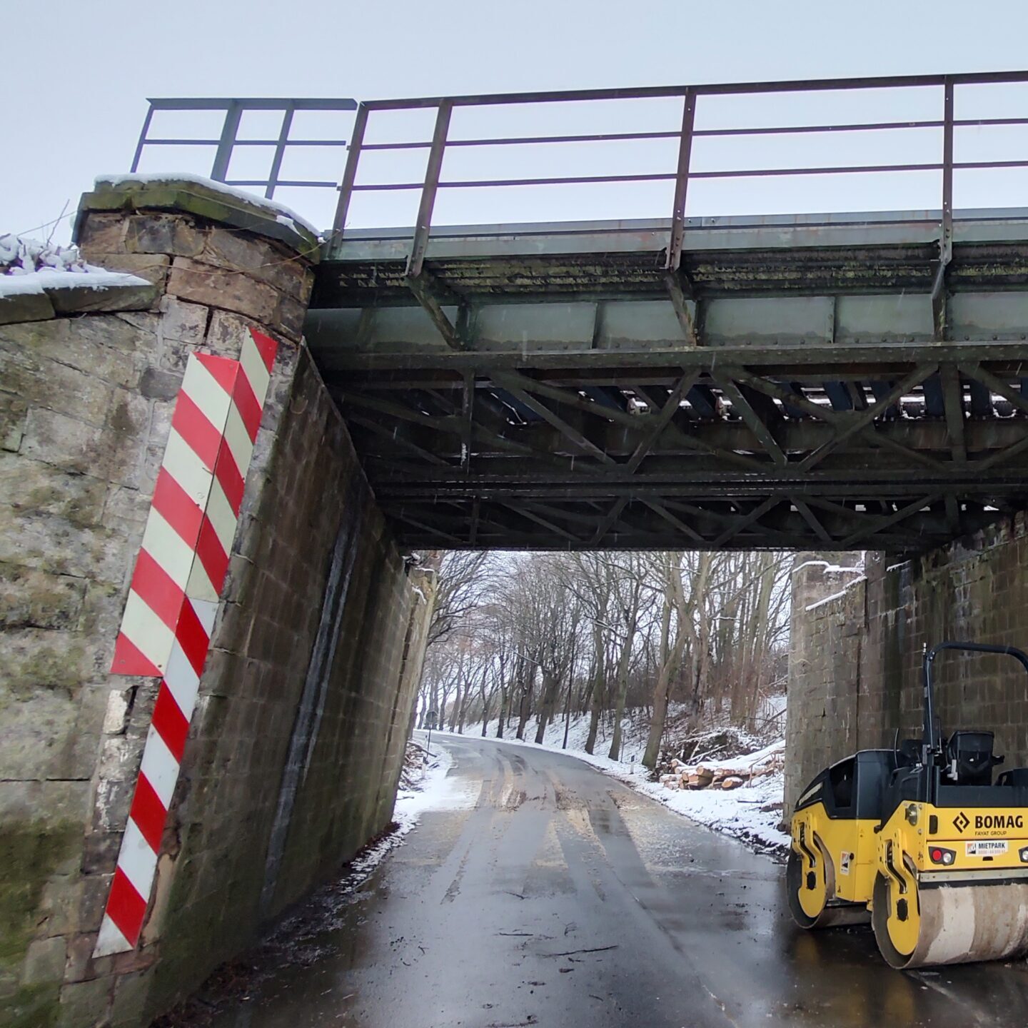 Die mittlerweile ersetzte Bahnbrücke bei Ringelheim