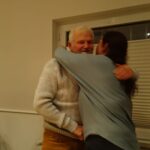 Bürgermeisterin Annika Bollmeier gratuliert dem neuen Ortsheimatpfleger der Gemeinde Sehlde, Arno Festerling, zu dessen Ernenneung.