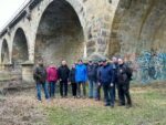 Die Mitglieder des OTV an der Fünfbogenbrücke.