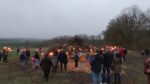 Kinder entzünden das Sehlder Osterfeuer