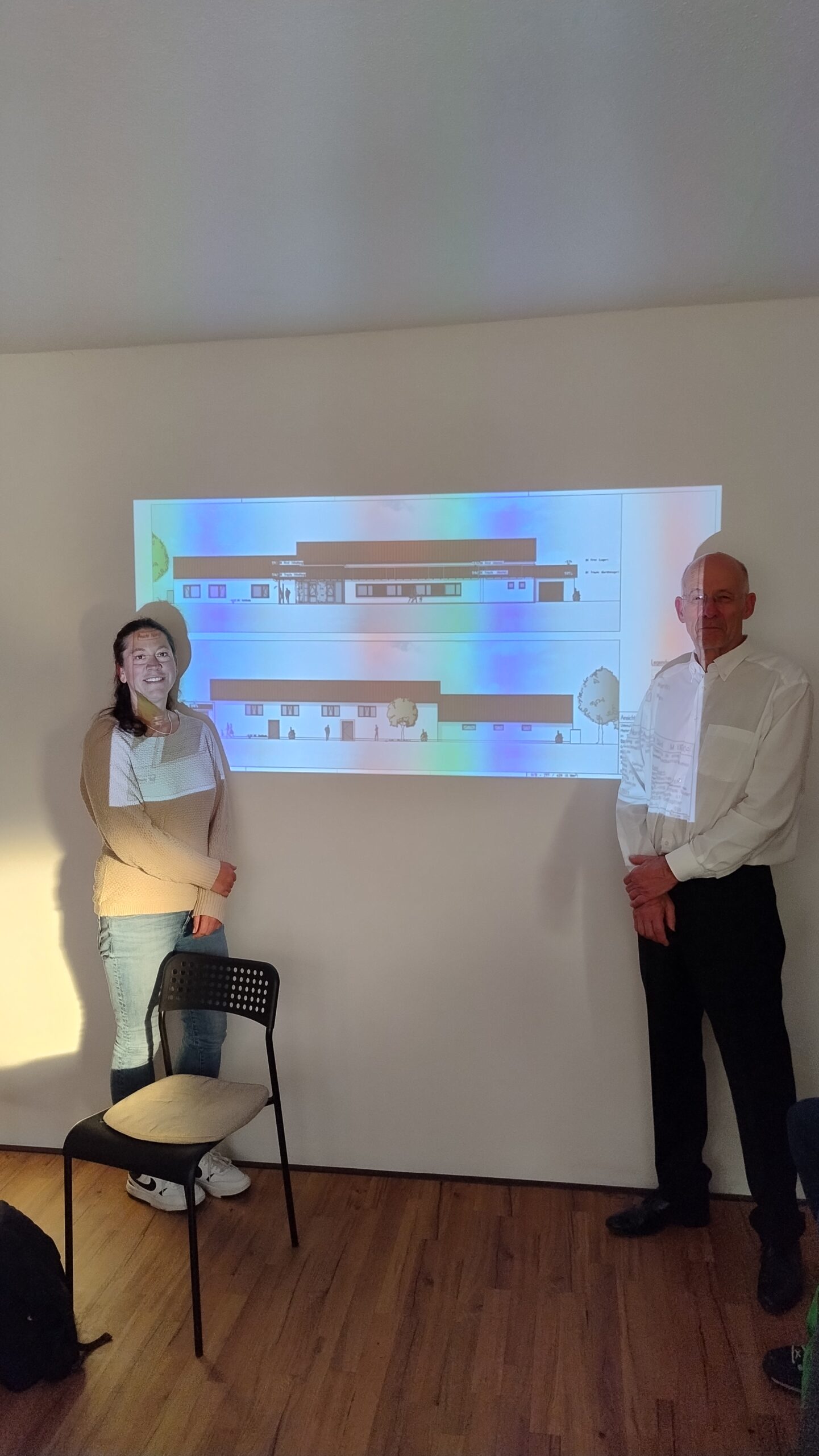 Bürgermeisterin Annika Bollmeier und Architekt Frank Guder stellen die Planung für die Sanierung der Sporthalle vor.