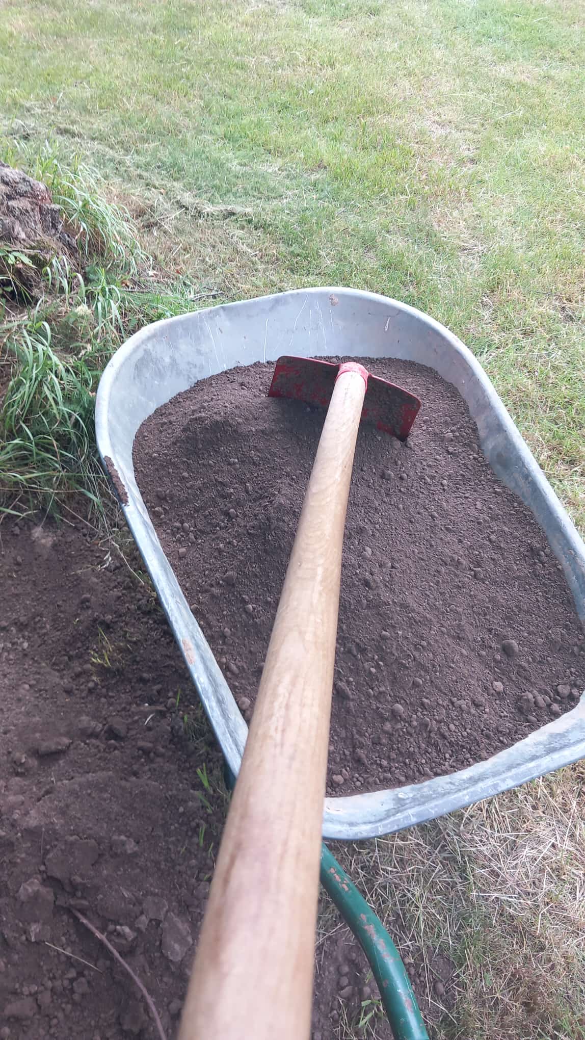 Die Mitglieder des SSV richten den ußballplatz in Sehlde wieder her.