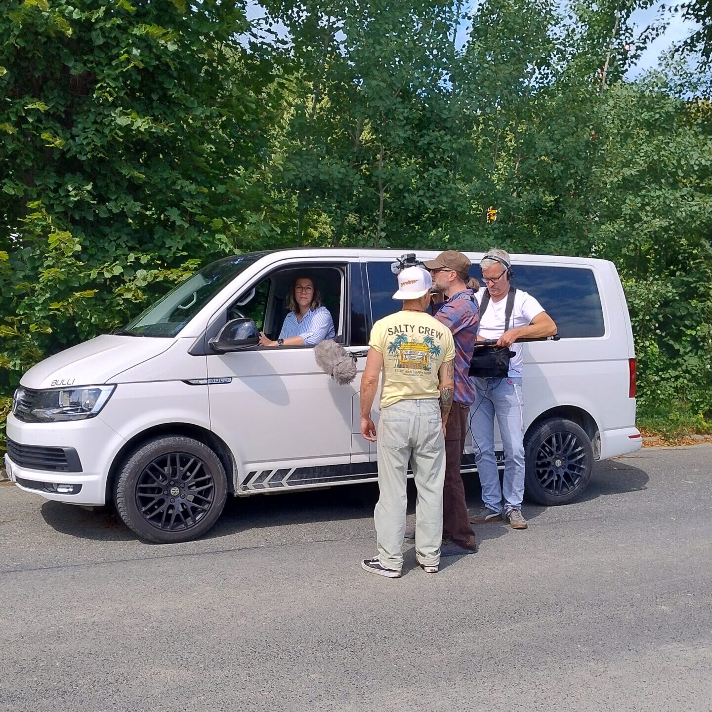 Ein Filmteam des NDR spricht mit Betroffenen vor Ort.
