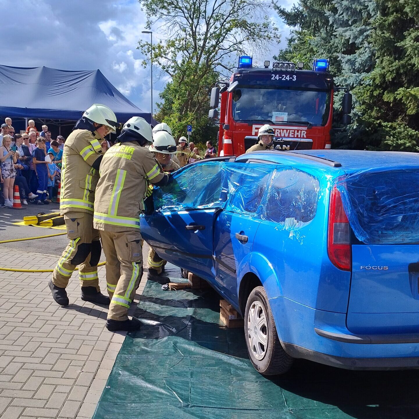Zum Tag der offenen Tür der Feuerwehr Sehlde wird die Rettung einer Person aus einem Fahrzeug gezeigt. Bilder: Michael Schadler