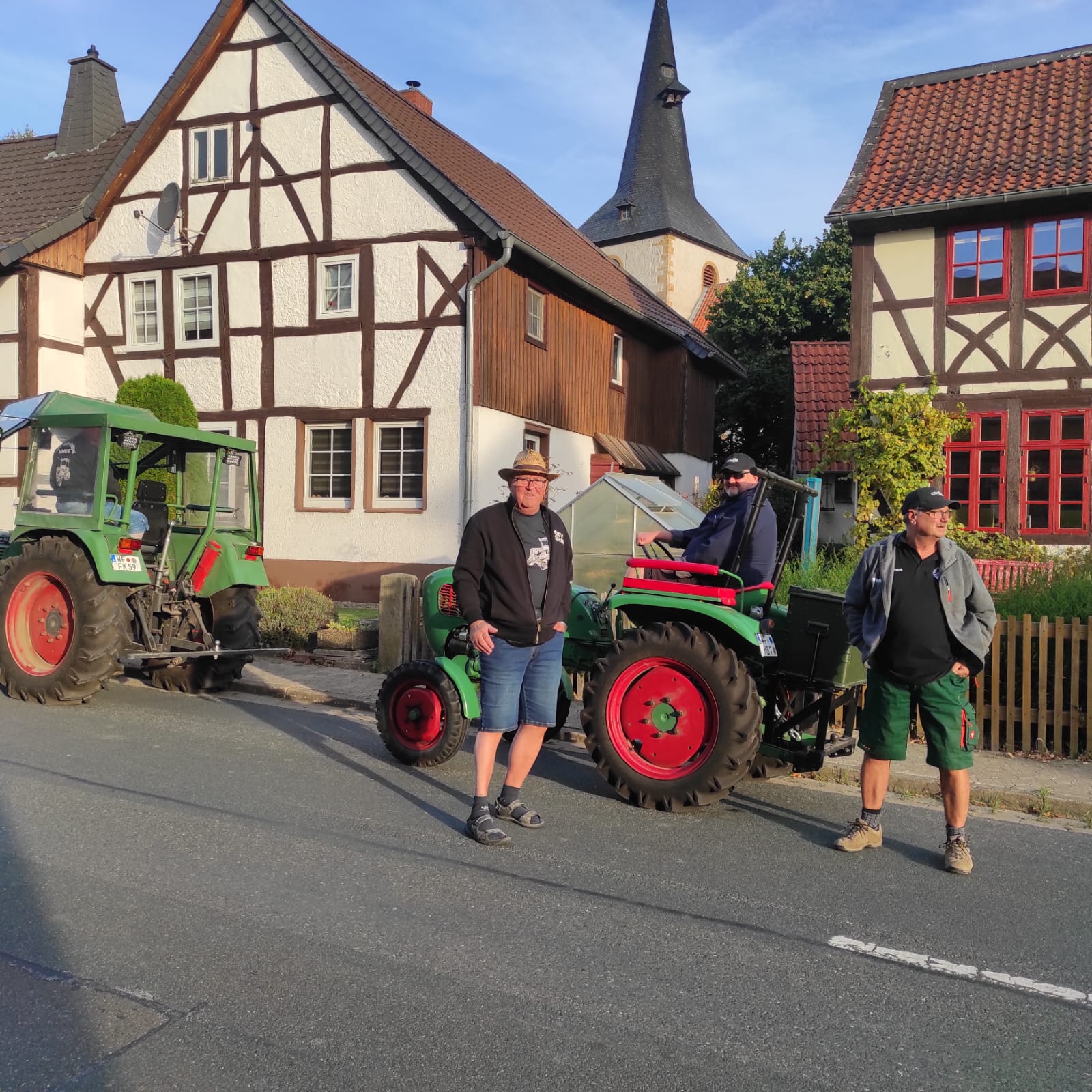 Die Mitglieder des OTV an der Sehlder Treckerhalle. Bilder: Harald Zenk