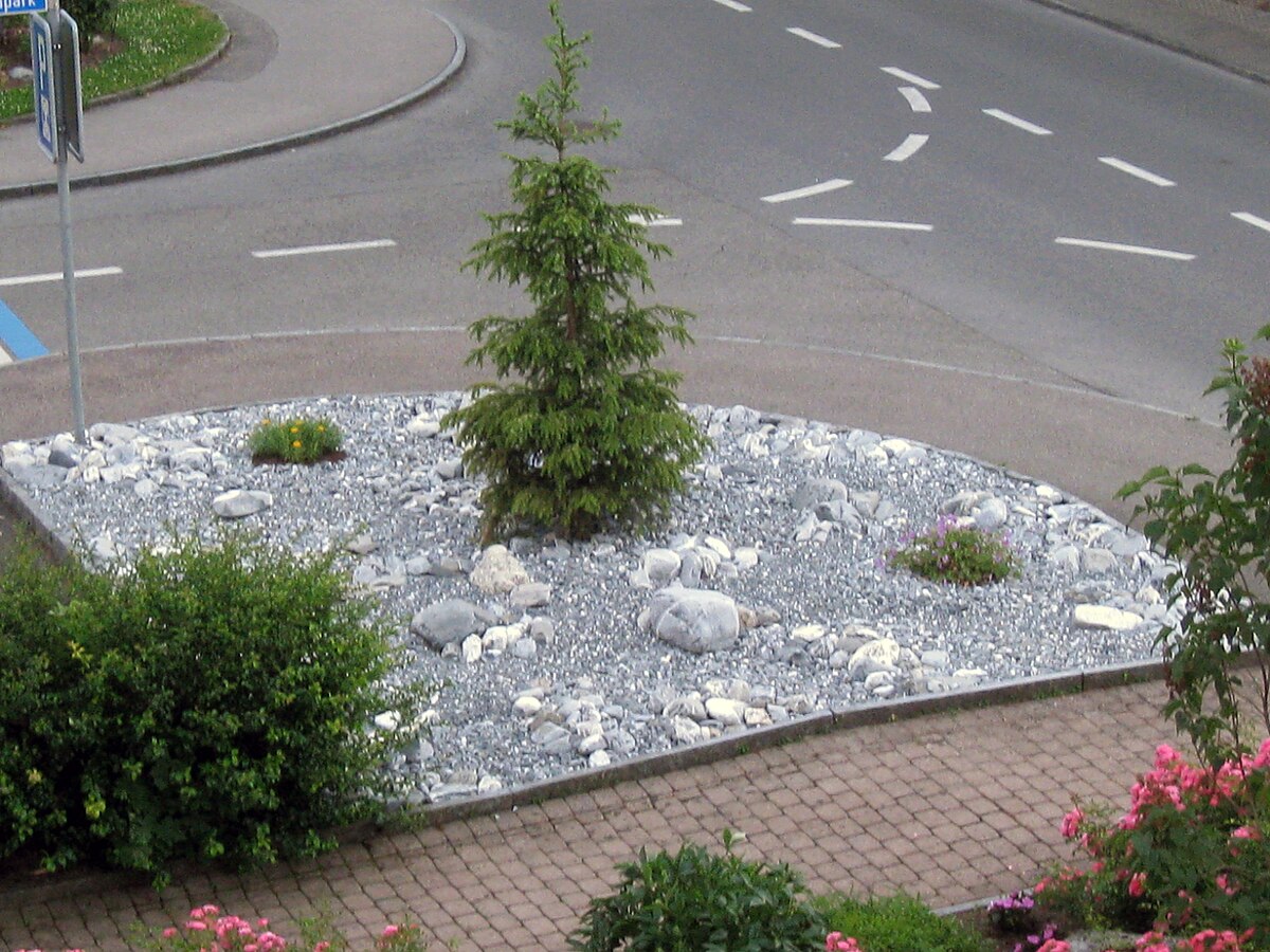 Ein Steingarten in öffentlichem Raum