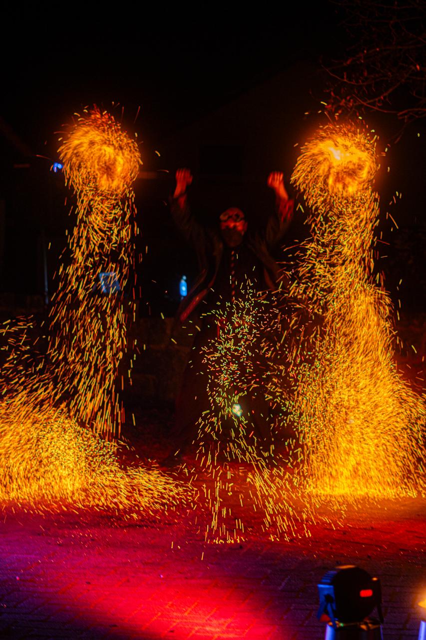 Der Feuerkünstler auf dem Sehlder Weihnachtsmarkt. Foto: UniDoku