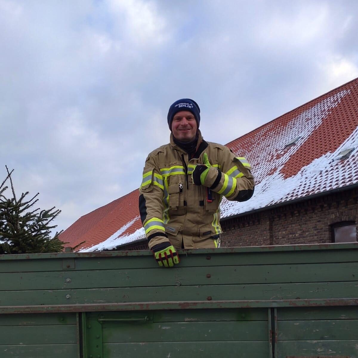 Yves Stöckl sammelt zusammen mit der Jugendfeuerwehr Weihnachtsbäume ein.