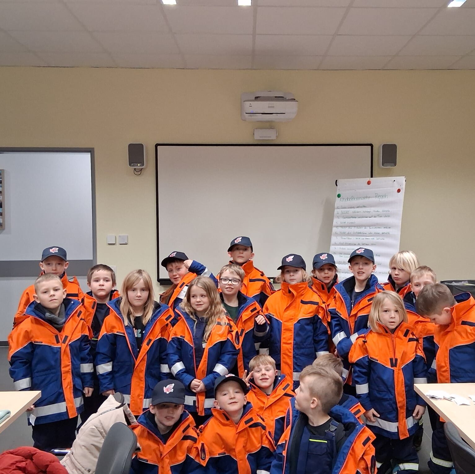 Die Kinderfeuerwehr Sehlde hat neue Jacken erhalten. Bild: Feuerwehr