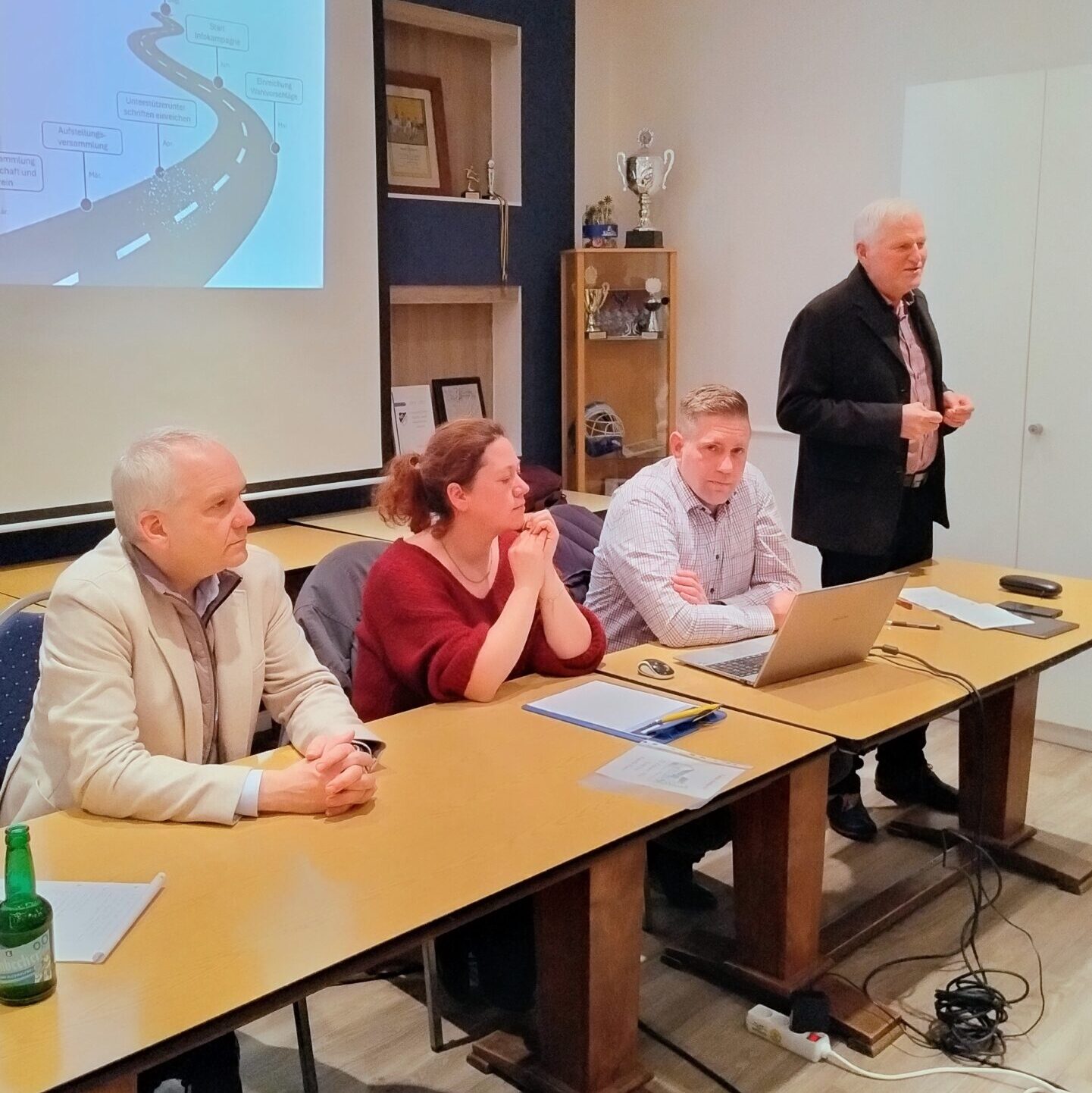 Die Initiatoren des Bürgervereins und der Wählergemeinschaft stellen sich den Fragen des Puplikums.