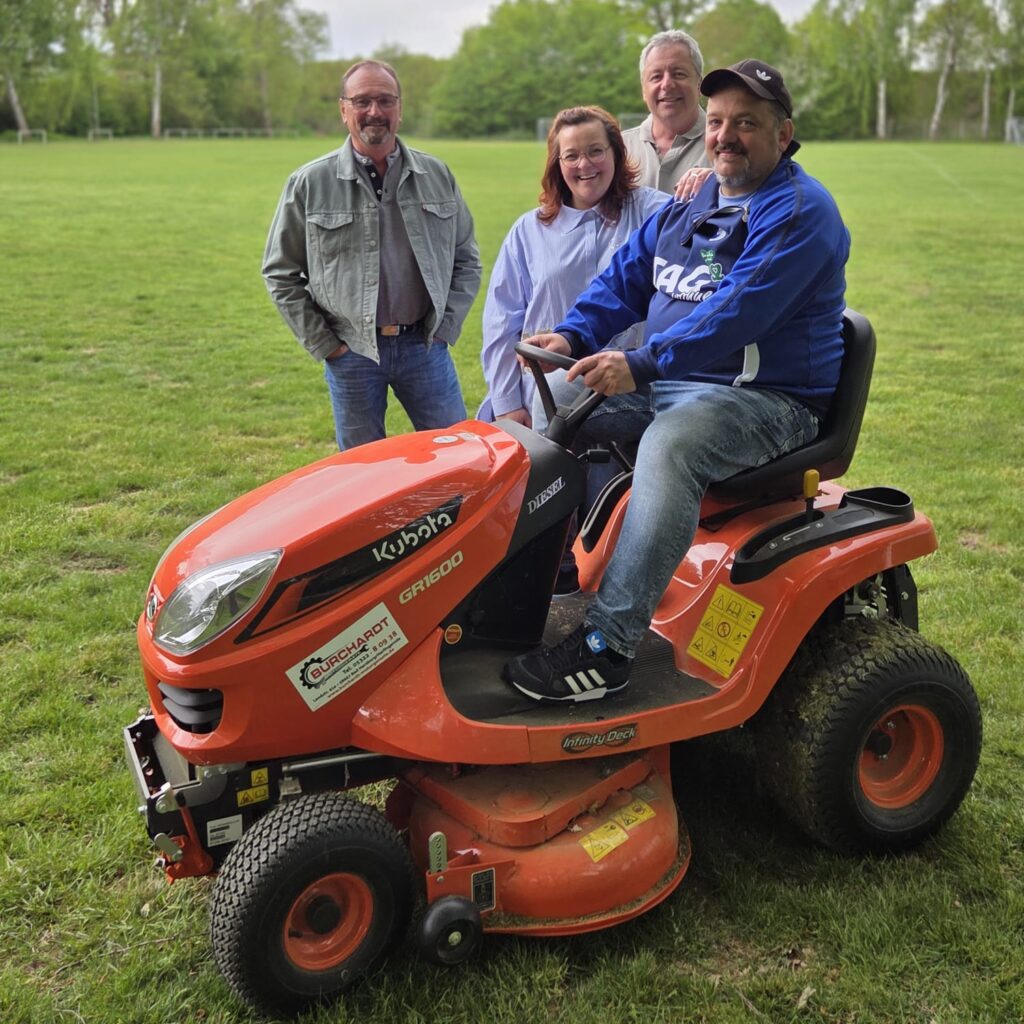 Vrienden met grasmaaier op veld