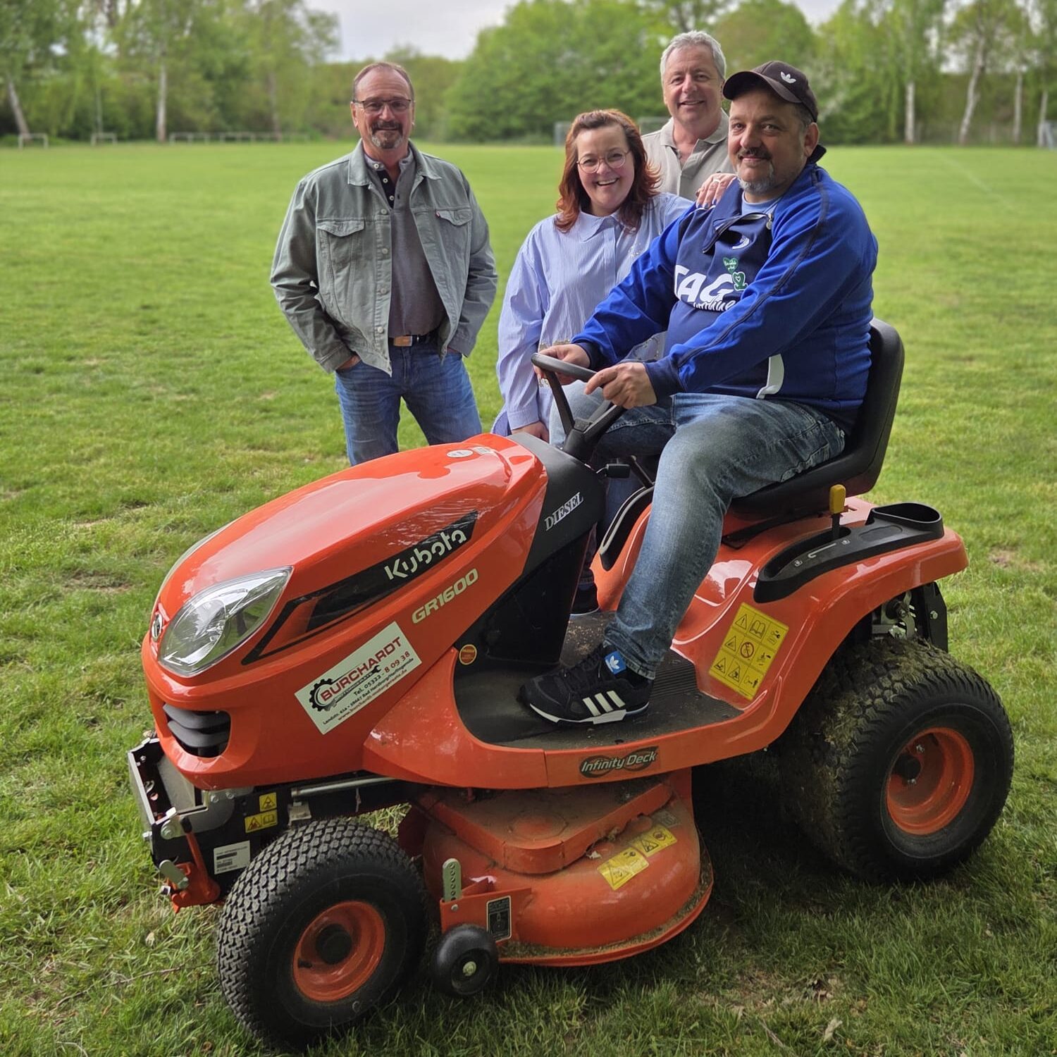 Vrienden met grasmaaier op veld