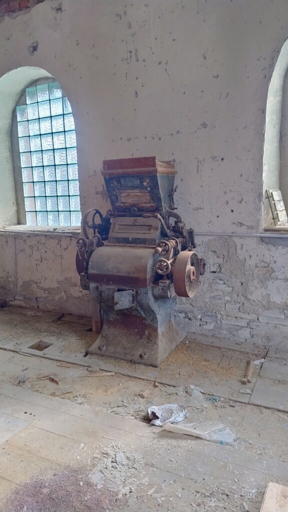 Ein Walzenstuhl ist in der Mühle übergeblieben