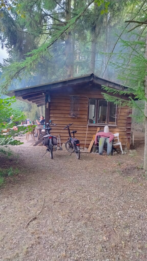 Die Fischerhütte an den Fischteichen auf der Mühleninsel in Sehlde