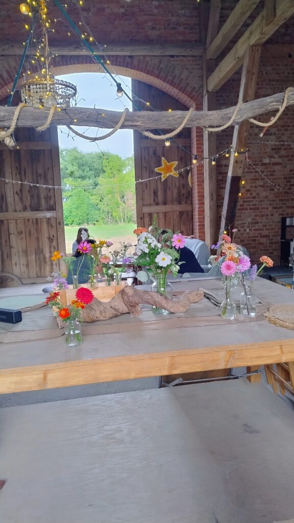 Mit bunten Blumen geschmückte Tische laden zum Sehlder Pop Up Cafe ein