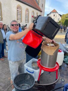 Erntedankfest in Sehlde: Wenn aus Äpfeln Saft wird