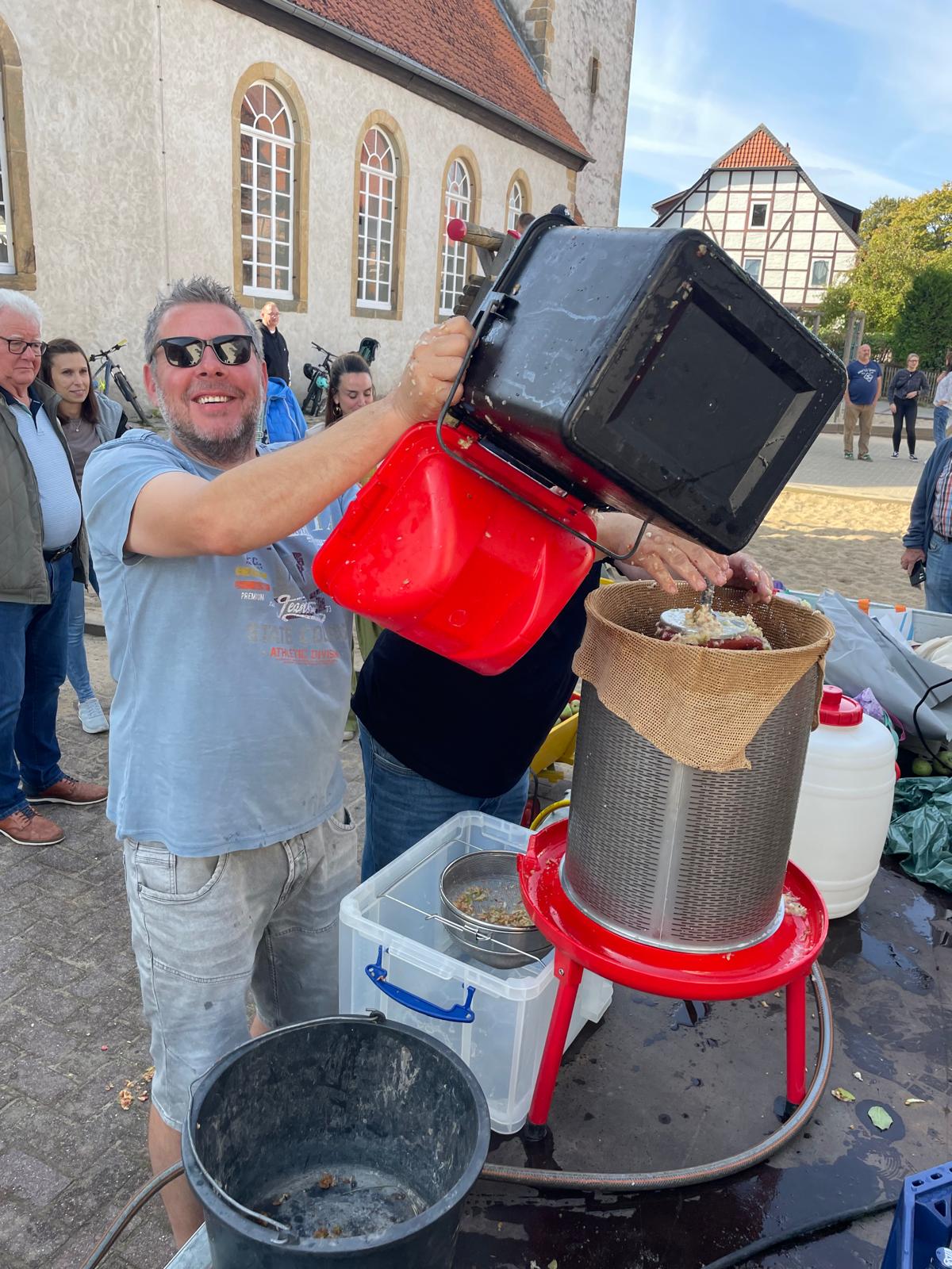 Marco Harneit vom Bürgerverein beim Apfelsaft pressen. Bild: Carsten Baumann.