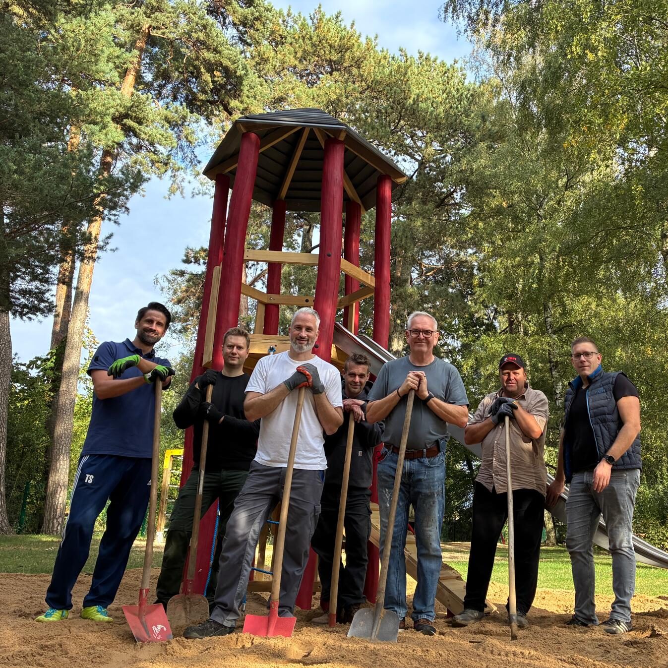 Die Helfer des Bürgervereins haben auf dem Abenteuerspielplatz neue Geräte aufgebaut. Fotos: Bürgerverein